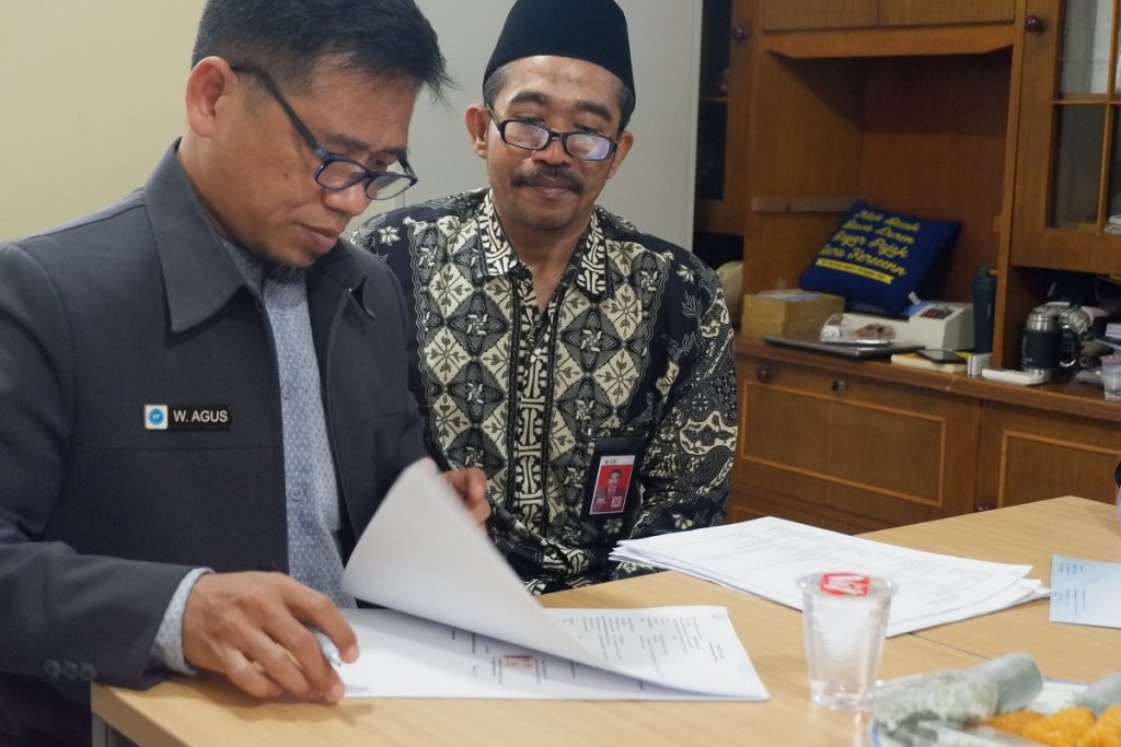 Penandatanganan Akta Wakaf oleh Bapak H. Agus Wayan dan Bapak Irawan Noor Arsadi (Ketua RW 01 Kelurahan Serua Indah) selaku saksi-saksi