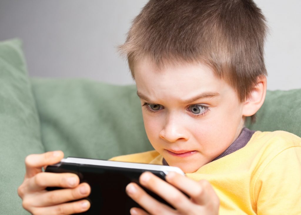 Ilustrasi anak yang menghabiskan waktu seharian bermain gadget di waktu liburnya