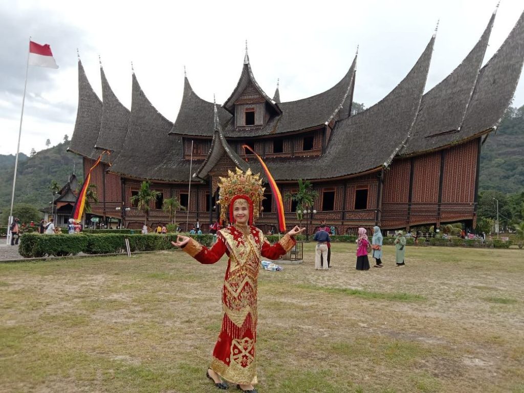 Memakai baju adat Minang di Istana Pagaruyung